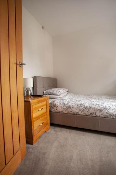 Three Bedroom House, Driveway, Bracknell Centre Ngoại thất bức ảnh