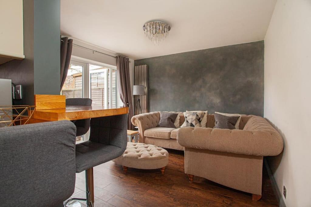 Three Bedroom House, Driveway, Bracknell Centre Ngoại thất bức ảnh