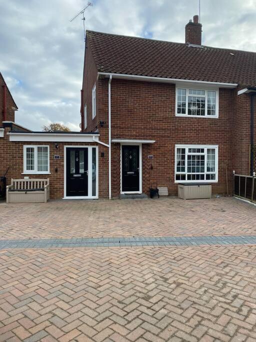 Three Bedroom House, Driveway, Bracknell Centre Ngoại thất bức ảnh